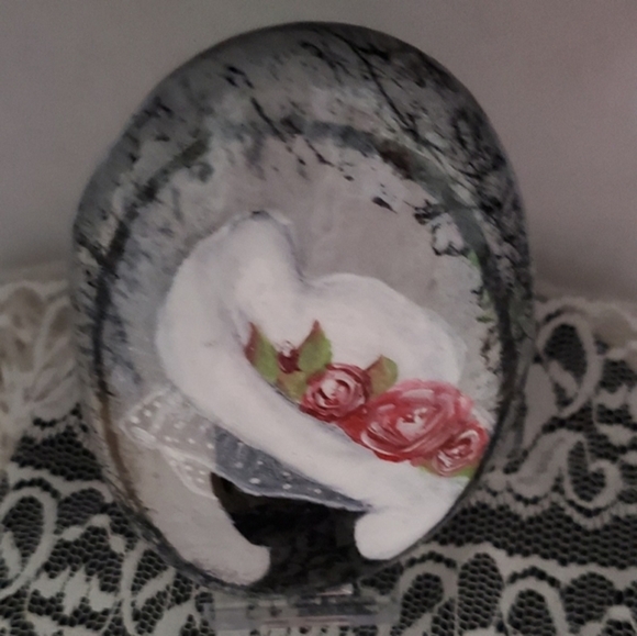 Sophie by Lona, Hand painted Chic Lady with Hat and Pink Roses on a natural rock - Picture 3 of 6